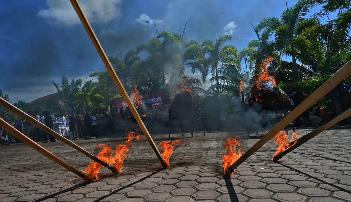 Kapolda Aceh Irjen Pol Achmad Kartiko mengatakan pengungkapan narkotika di wilayah Aceh merupakan jaringan internasional yang melibatkan lintas negara seperti, Malaysia, Thailand. (CHAIDEER MAHYUDDIN/AFP)