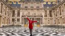 "“Kebaya Goes to Versailles” Para penari @arkamaya_sukma jalan2 berkebaya ke istana Versailles (‘rumah’ raja Louis ke-14 di awal abad ke 18, dan juga Napoleon di awal abad ke 19), " tulis Ira Wibowo membagikan potret mengenakan kebaya ke Istana Versailles. [Instagram/irawbw]