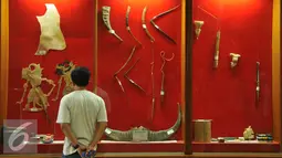 Pengunjung mengamati koleksi wayang di Museum Wayang, Jakarta, Jumat (8/7). Setidaknya terdapat 4.000 koleksi wayang dari dalam maupun luar negeri tersimpan di museum tersebut. (Liputan6.com/Gempur M Surya)