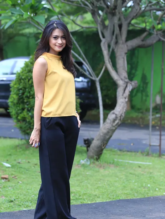 "Tadi deg-degan banget adegan langsung mesra-mesraan, peluk-pelukan, pasti yang nonton jeleous. Aku jadi pacarnya, calon istri dia. Kan dia mau ngajak aku nikah," ucap pemeran sinetron Cinta Fitri Season 6. (Adrian Putra/Bintang.com)