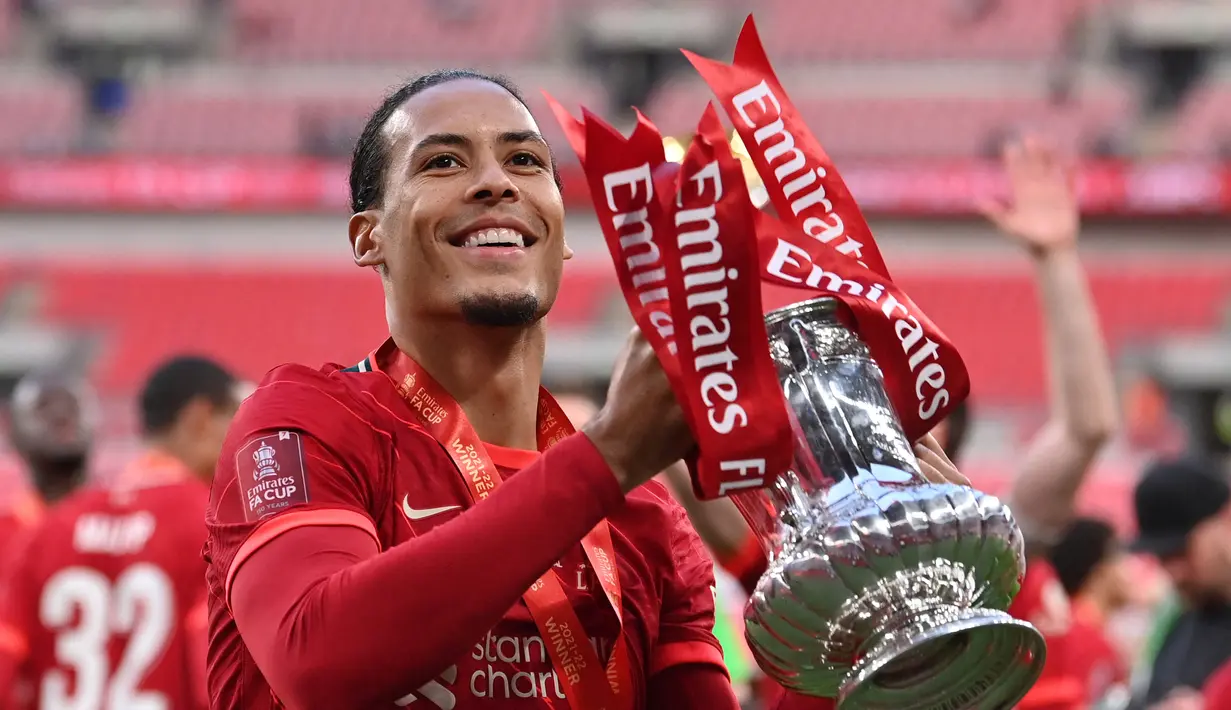 Virgil van Dijk. Bek tengah Belanda berusia 31 tahun yang telah membela Liverpool sejak tengah musim 2017/2018 ini menjadi pembelian termahal The Reds pada bursa transfer musim dingin sepanjang sejarah. Ia didatangkan dari sesama klub Liga Inggris Southampton pada bursa transfer musim dingin 2017/2018 dengan nilai transfer mencapai 84,65 juta euro atau kini setara Rp1,4 triliun. (AFP/Glyn Kirk)