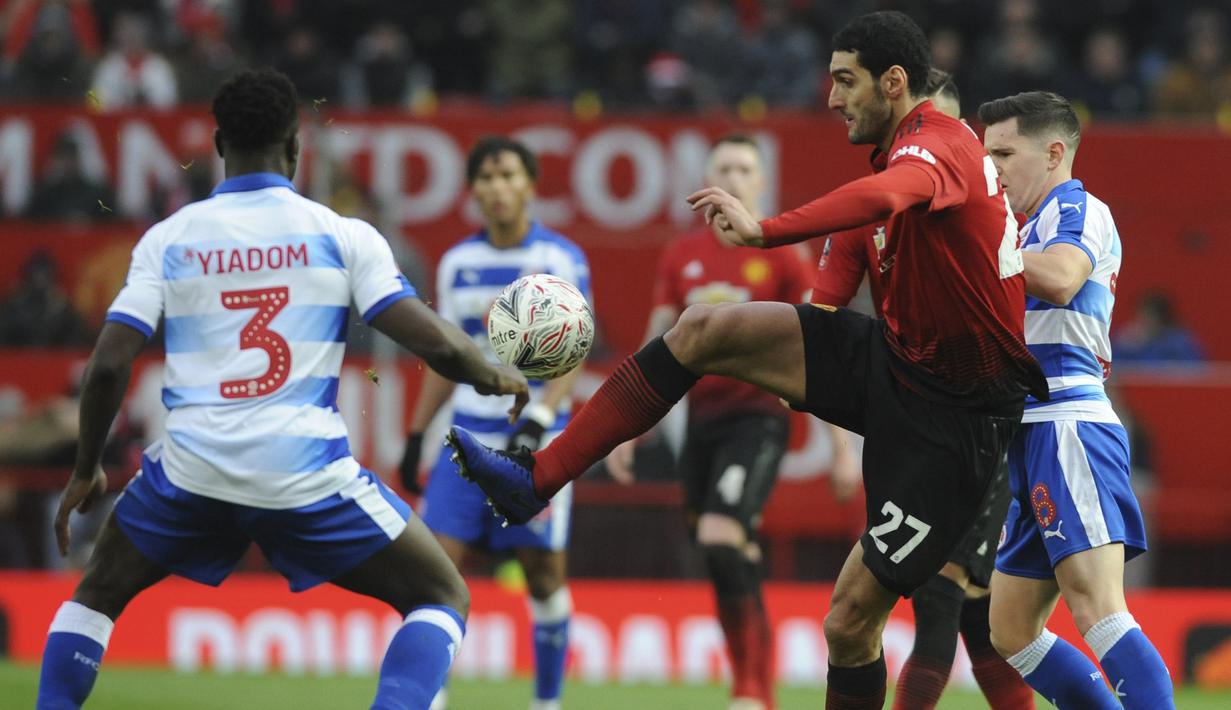 Gelandang Manchester United, Marouane Fellaini, mengontrol bola saat melawan Reading pada laga Piala FA di Stadion Old Trafford, Sabtu (5/1). Manchester United menang 2-0 atas Reading. (AP/Rui Vieira)