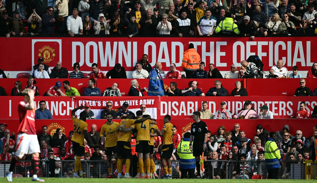 Pemain Wolves merayakan gol ke gawang Manchester United yang dicetak oleh Pablo Sarabia dalam laga lanjutan Liga Inggris 2024/2025 di Old Trafford, Inggris, Minggu (20/04/2025) waktu setempat. (AFP/Paul Ellis)