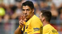 Striker Barcelona, Luis Suarez, melakukan selebrasi usai membobol gawang Eibar pada laga La Liga 2019 di Stadion Ipurua, Sabtu (19/10). Barcelona menang 3-0 atas Eibar. (AP/Alvaro Barrientos)