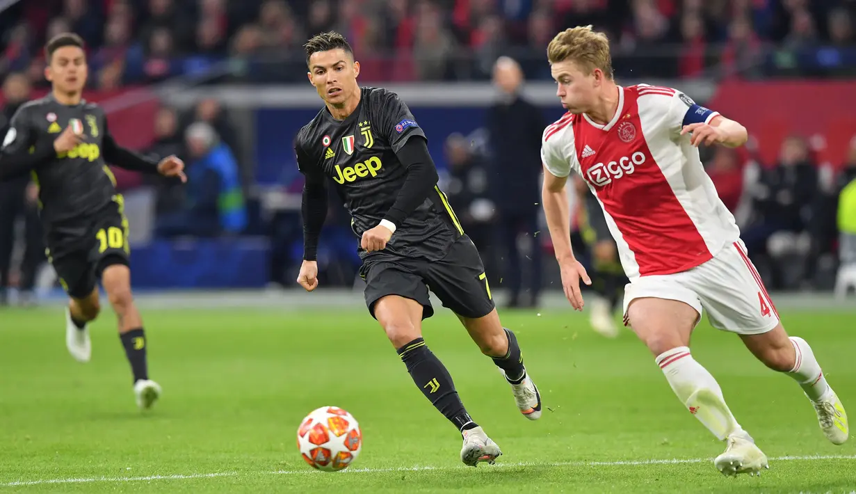 Bek Ajax Amsterdam Matthijs De Ligt menggiring bola dari kejaran penyerang Portugal Cristiano Ronaldo sleama pertandingan leg pertama perempat final  Liga Champions di Johan Cruijff ArenA di Amsterdam (10/3/2019). (AFP Photo/Emmanuel Dunand)