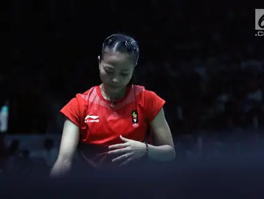 Tunggal putri Indonesia, Fitriani saat melawan pemain India, Saina Nehwal di babak 16 besar Bulutangkis Tunggal Putri Asian Games 2018 di Istora Kompleks GBK, Jakarta, Sabtu (25/8). Fitriani menyerah 6-21, 14-21. (Liputan6.com/Helmi Fithriansyah)