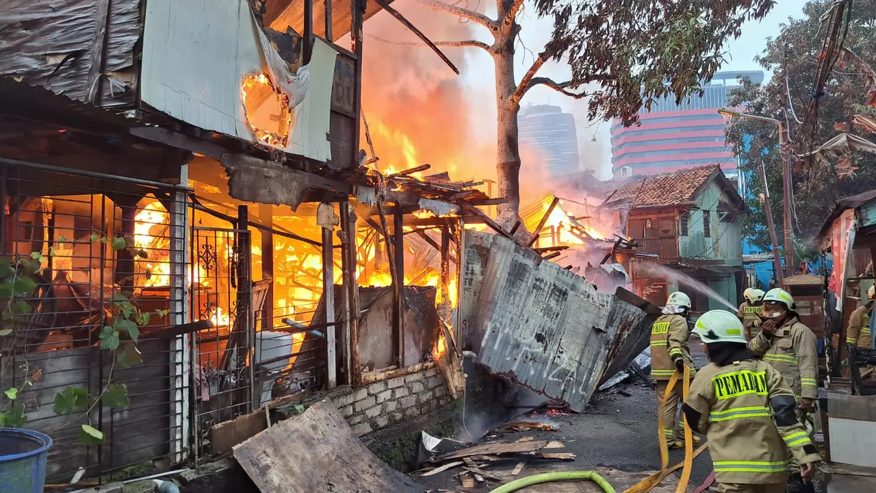 Kebakaran landa pemukiman di Jalan Edi IX, Guntur, Setiabudi Jakarta Selatan, Minggu, (12/3/2023).