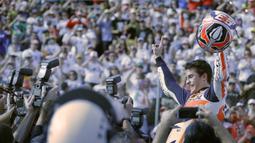 MotoGP 2013. Dua pembalap teratas yang bersaing merebut gelar juara dunia MotoGP 2006 adalah Marc Marquez (Honda) dan Jorge Lorenzo (Yamaha). Sebelum seri ke-18 alias seri terakhir yang kembali digelar di MotoGP Valencia, Marc Marquez memimpin dengan 318 poin, sementara Jorge Lorenzo mengoleksi 305 poin. Meski akhirnya Jorge Lorenzo menjuarai MotoGP Valencia dan total mengoleksi 330 poin, Marc Marquez lah yang akhirnya menjadi juara dunia MotoGP 2013 usai mengoleksi 334 poin hasil finis di posisi ke-3. (AFP/Jose Jordan)