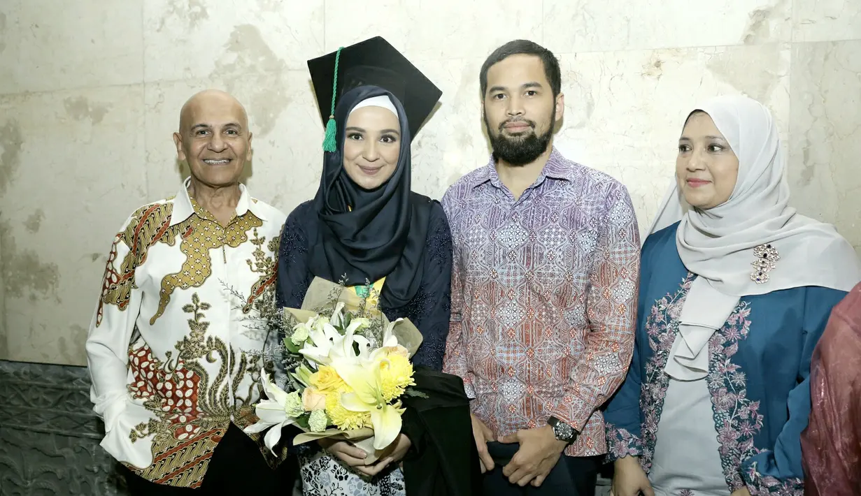 Shireen Sungkar menyelesaikan pendidikannya di jurusan publik relations di Fakultas Ilmu Komunikasi, Universits Moestopo pada April 2017. (Galih W. Satria/Bintang.com)