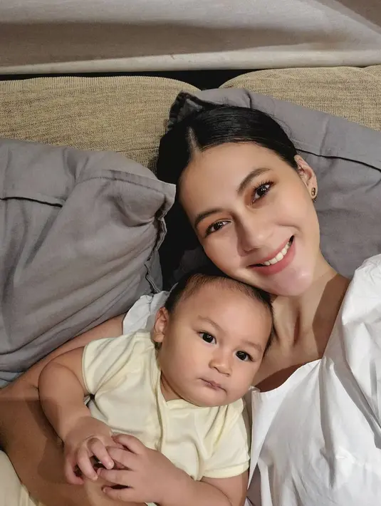 Melansir Kapanlagi.com, Paula saat ditemui di lokasi perayaan ulangtahun Kiano di The Tribrata Darmawangsa, Jakarta Selatan, Minggu (27/12) menceritakan tentang anak laki-lakinya yang menggemaskan itu. (Instagram/paula_verhoeven)