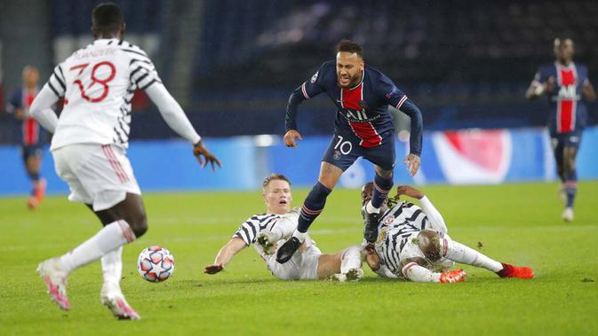 Penyerang PSG, Neymar, terjatuh saat dihadang pemain Manchester United pada laga Liga Champions di Stadion Parc des Princes, Rabu (21/20/2020). MU menang dengan skor 2-1. (AP/Michel Euler)