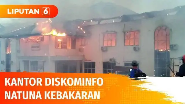 Kobaran api langsung menjalar ke seluruh bagian ruangan di kantor Diskominfo, Natuna, Riau. Tujuh mobil pemadam kebakaran dikerahkan. Diduga korsleting listrik jadi penyebab kebakaran.