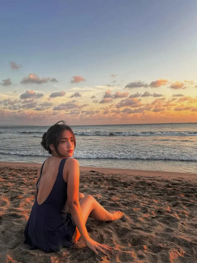 6 Tampilan Stunning Fuji An Pose di Pantai saat Sunset, Buktikan Keindahan Suasana Jelang Magrib