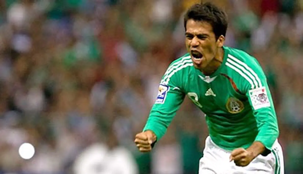 Mexico's Pavel Pardo celebrates his second goal againts Honduras during their Group B CONCACAF World Cup qualifying football match at the Azteca Stadium in Mexico City on August 20, 2008. AFP PHOTO/Luis ACOSTA
