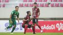 Pemain PSG Pati, Ichsan Kurniawan (tengah) berusaha mengontrol bola saat menghadapi Hizbul Wathan FC dalam laga matchday ke-10 Grup C Liga 2 2021/2022 di Stadion Manahan, Solo, Selasa (30/11/2021). (Bola.com/Bagaskara Lazuardi)