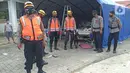 Polisi menggunakan anjing pelacak untuk mencari korban gempa bumi di bangunan Rumah Sakit Mitra Manakarra yang runtuh di Mamuju, Minggu (17/1/2021). Polri mengerahkan enam ekor K-9 untuk membantu menangani dampak gempa bumi di Majene dan Mamuju, Sulawesi Barat. (Liputan6.com/Abdul Rajab Umar)