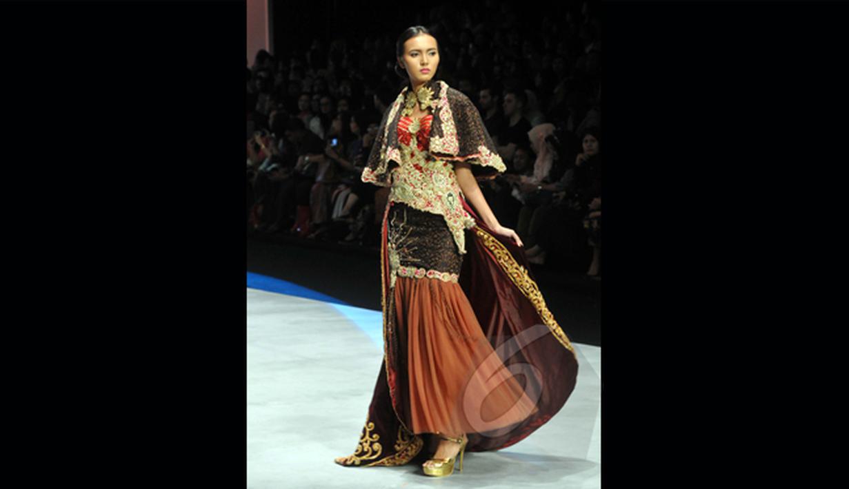 Perpaduan unik bernuansa etnik ditampilkan Fransisca di Indonesia Fashion Week 2015 di JCC, Minggu (1/3/2015). Fransisca Darmawan berhasil mengemas busana tradisinal menjadi kebaya modern (Liputan6.com/Panji Diksana)