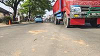 Lokasi kecelakaan maut antara truk Pertamina dan pengendara sepeda motor di Jalan Raya Ciputat-Parung, Kecamatan Sawangan, Kota Depok. (Liputan6.com/Dicky Agung Prihanto)