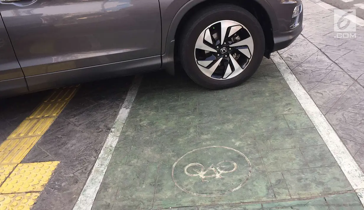 Mobil menutup sebagian badan trotoar di kawasan Jatinegara, Jakarta, Senin (24/9). Kondisi trotoar yang telah diperlebar Pemprov DKI Jakarta kini dipenuhi PKL dan parkir liar sehingga mengganggu kenyamanan pejalan kaki. (Liputan6.com/Immanuel Antonius)