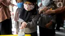 Murid Taman Kanak-kanak (TK) mencuci tangan dengan cairan antiseptik di  TK RA Hidayatusshibyan Cinere, Depok, Kamis (5/3/2020). Pihak sekolah menerapkan hidup bersih dengan mencuci tangan sebelum masuk kelas sebagai antisipasi mencegah wabah virus Corona COVID-19. (merdeka.com/Arie Basuki)