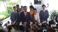 Presiden  Joko Widodo bersama ibu negara Iriana didampingi putra putrinya memberikan keterangan sebelum meninggalkan Istana Merdeka menuju gedung DPR, Jakarta, Minggu (20/10/2019). Jokowi bersama keluarga menuju DPR untuk dilantik menjadi presiden untuk kedua kalinya. (Liputan6.com/Angga Yuniar)