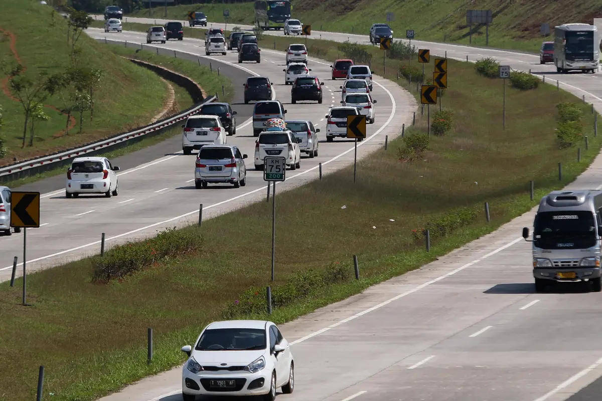 Pemudik Mulai Padati Tol Cipali