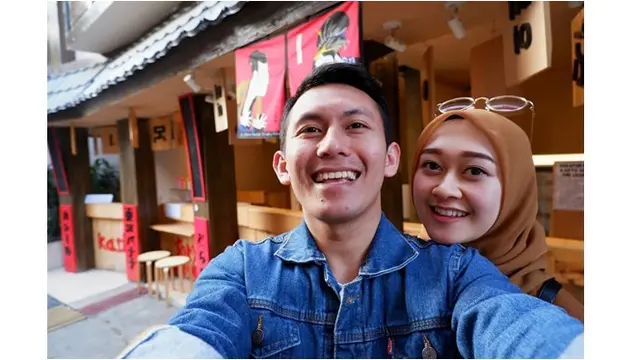 Keduanya kerap membagikan momen bersama di akun Instagramnya, bak ABG pacaran.