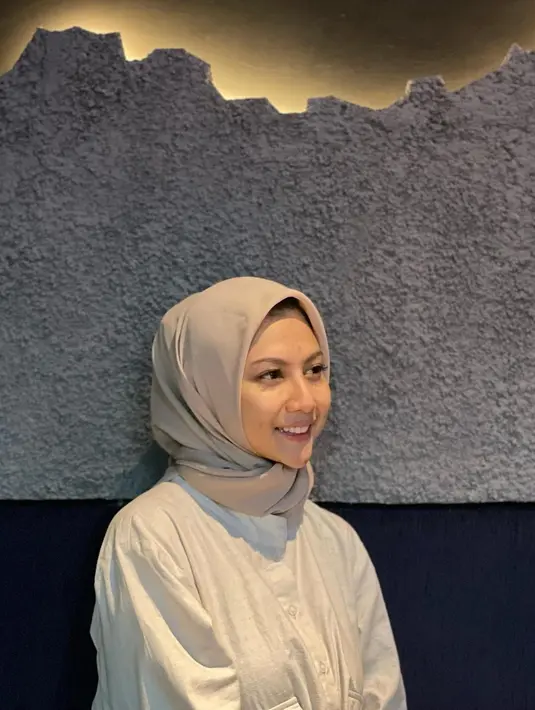 Paras ayu dari polwan asal Yogyakarta ini tuai pujian dari netizen. Banyak netizen terpesona dengan cantiknya wajah Briptu Hikma. Terlebih saat Briptu Hikma tersenyum dengan ramah berhasil membuat foto ini banjir like dan komentar dari netizen. (Liputan6.com/IG/@hikmanursyaa)