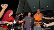 Bupati Biak Numfor Yesaya Sombuk saat meninggalkan Gedung KPK (Liputan6.com/Miftahul Hayat)