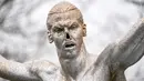Penampakan hidung patung Zlatan Ibrahimovic yang rusak di depan Stadion Malmo FF, Swedia, Minggu (22/12). Perusakan patung tersebut dilakukan fans Malmo karena kecewa sang idola berinvestasi di klub rival, Hammarby. (AFP/Johan Nilsson)