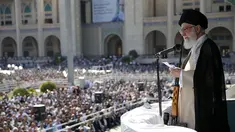 Pemimpin tertinggi Iran Ayatollah Ali Khamenei membawa senapan saat menyampaikan kutbah Idul Fitri di Imam Khomeini Mausoleum, Teheran, Rabu (5/6/2019). Khamenei menyinggung inisiatif perdamaian Palestina-Israel yang digagas Presiden AS Donald Trump. (HO/Iranian Supreme Leader's Website/AFP)