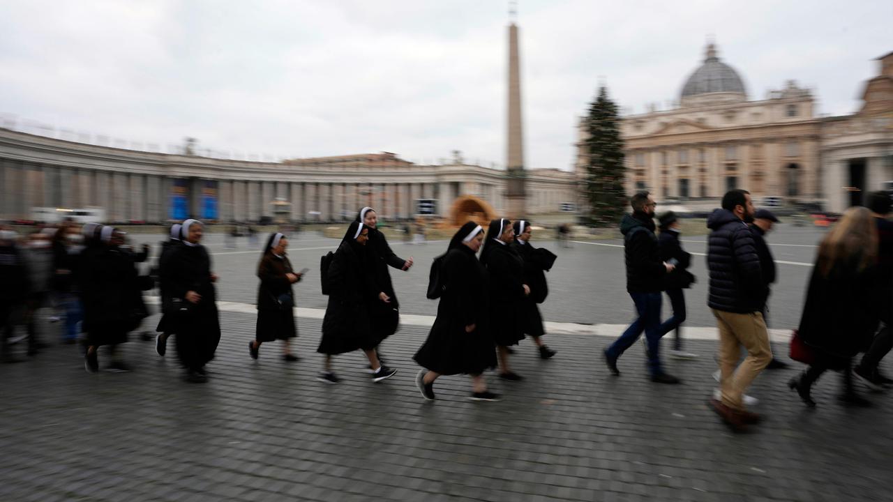 Antusiasme Warga Melihat Jenazah Mendiang Paus Benediktus XVI di Vatikan