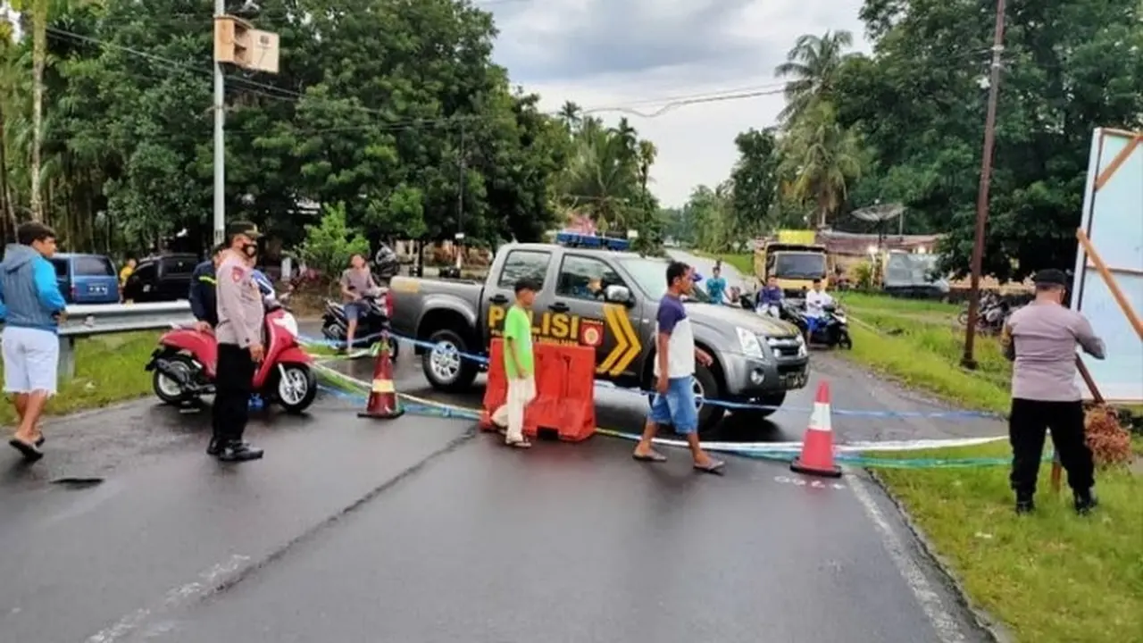 Jalur Padang-Bukittinggi via Malalak ditutup sementara karena jalan amblas. (Liputan6.com/ Dok Satlantas Polres Padang Pariaman)