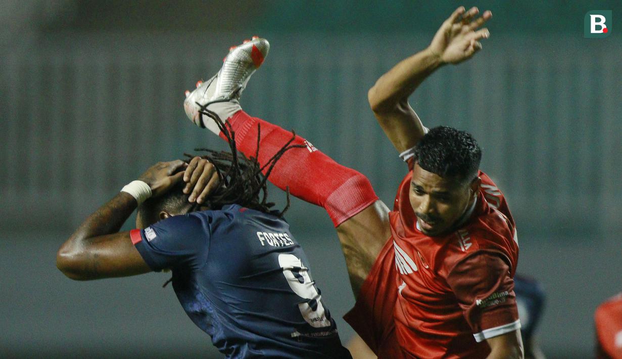 Hasyim Kipuw. Bek tengah berusia 33 tahun yang kini memasuki musim ke-4 bersama PSM Makassar ini mampu tampil agresif di lini belakang Juku Eja. Dari total 23 laga di BRI Liga 1, ia mencetak 1 assist dan menempati 5 besar perolehan tekel bersih dengan 41 kali. (Bola.com/M Iqbal Ichsan)