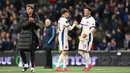 Pemain Chelsea, Reggie Walsh (tengah) merayakan kemenangan atas Djurgardens bersama rekannya, Jadon Sancho dalam laga leg 1 semifinal Conference League 2024/2025 di 3Arena, Stockholm, Swedia, Kamis (01/05/2025) waktu setempat. (AFP/Jonathan Nackstrand)
