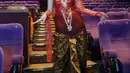 Potret penuh pesona Adinda Thomas di premiere film KKN di Desa Penari. Ia tampil totalitas bak seorang penari dengan bustier merah, dipadu kain batik sebagai rok, dan selendang yang membalut sebagian lengannya. [Foto: Instagram/adindathomas]