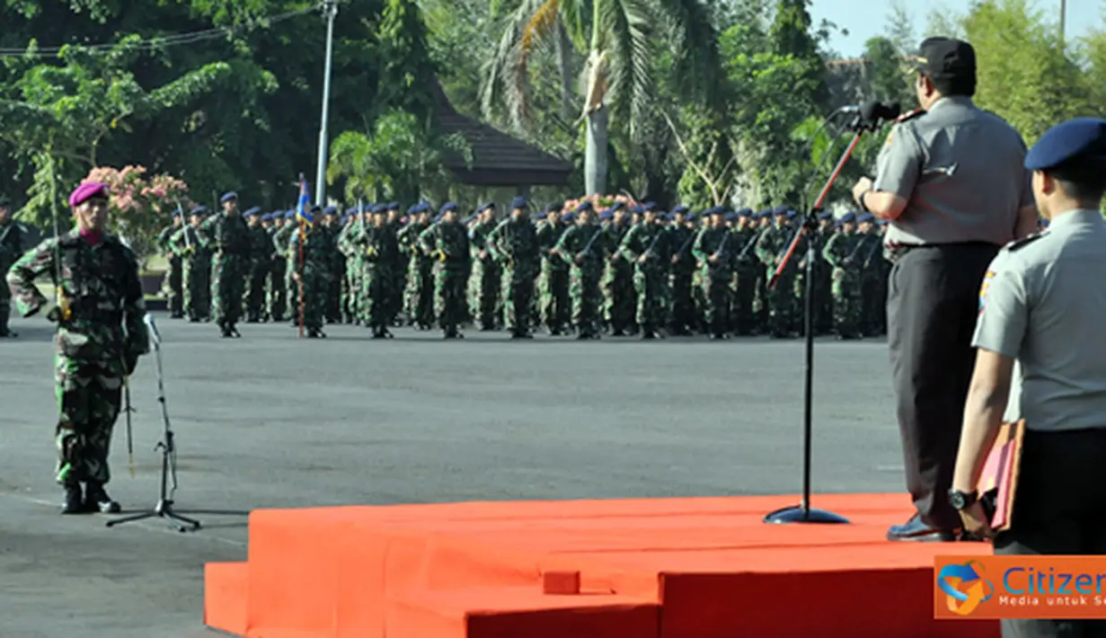 Citizen6, Surabaya: Bertindak selaku Irup, Kepala Kepolisian Daerah Jawa Timur, Inspektur Jenderal Hadiatmoko dan sebagai Komandan Upacara, Letkol Marinir I Wayan Sumariana. (Pengirim: Budi Abdillah).