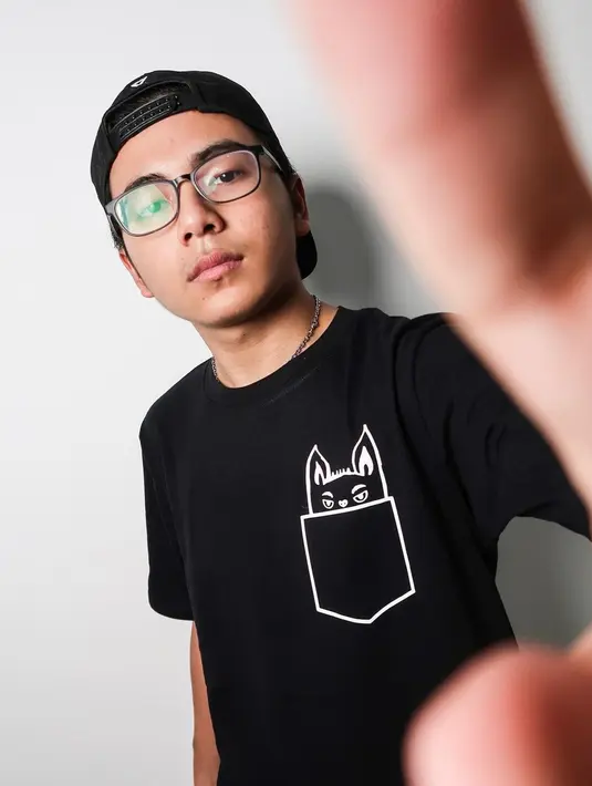 Tampil santai pakai kaos hitam serta topi warna senada, gaya dancer muda ini bak hip-hop dan modis banget. (Liputan6.com/IG/@brandon_lilhero)