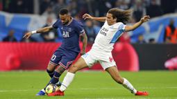 Pemain Marseille Matteo Guendouzi (kanan) berebut bola dengan pemain Paris Saint-Germain Neymar pada pertandingan Liga Satu Prancis di Marseille, Prancis, Minggu (24/10/2021). Pertandingan berakhir dengan skor 0-0. (AP Photo/Daniel Cole)