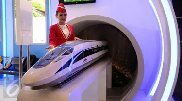 Model berpose di sisi miniatur kereta cepat saat pameran INAPA 2017 di JIExpo Kemayoran, Jakarta, Rabu (29/3). Pameran ini berlangsung di Hall B1 JIExpo Kemayoran. (Liputan6.com/Helmi Fithriansyah)