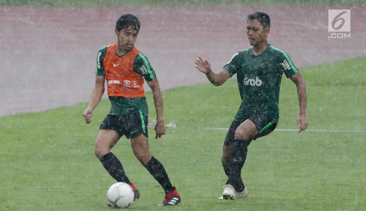 Pemain Timnas Indonesia U-22, Lutfi Kamal mengontrol bola saat berlatih di Stadion Madya, Jakarta, Kamis(24/1). Latihan ini digelar untuk menghadapi Piala AFF U-22. (Bola.com/Yoppy Renato)