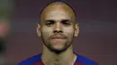 Penyerang baru Barcelona, Martin Braithwaite berpose selama presentasi dirinya di stadion Camp Nou, Barcelona, Spanyol (20/2/2020). Barcelona resmi memperkenalkan pemain anyar mereka, Martin Braithwaite yang diboyong Leganes. (AP Photo/Emilio Morenatti)