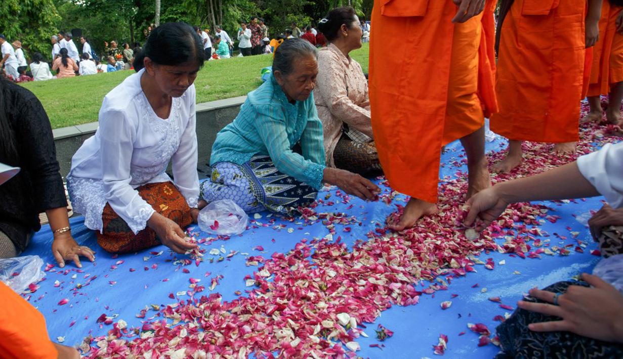 Thudong merupakan perjalanan ritual para bhante dengan berjalan kaki. Ritual Thudong pada Pabbajja Samanera ini dilakukan dengan menempuh jarak sekitar 13 kilometer, yang melintasi empat candi di Kabupaten Magelang, yaitu Candi Ngawen di Kecamatan Muntilan, Candi Mendut di Kecamatan Mungkid, dan Candi Pawon serta berakhir di Candi Borobudur. (DEVI RAHMAN/AFP)