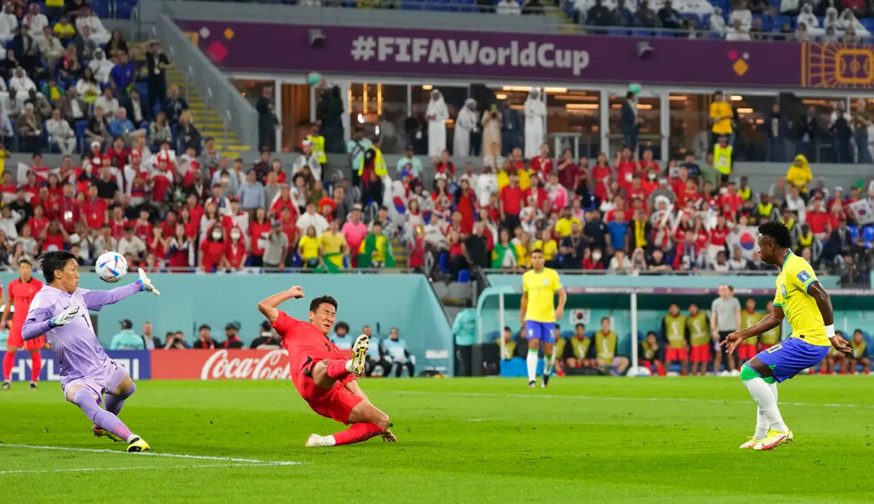Pemain Brasil Vinicius Junior (kanan) mencetak gol ke gawang Korea Selatan pada pertandingan sepak bola babak 16 besar Piala Dunia 2022 di Stadium 974, Doha, Qatar, 5 Desember 2022. Brasil mengalahkan Korea Selatan dengan skor 4-1. (AP Photo/Jin-Man Lee)