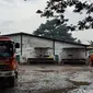 Petugas pemadam kebakaran diterjunkan untuk membantu penanganan kebocoran gas pabrik es di kawasan Koang Jaya, Kecamatan Karawaci, Kota Tangerang, Banten.