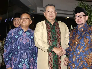 Ketua Umum Partai Demokrat Susilo Bambang Yudhoyono (kedua kiri), Ketua Majelis Syuro PKS Salim Segaf Al-Jufri (kedua kanan), Presiden PKS Sohibul Iman (kiri) dan Hidayat Nur Wahid di Gran Melia, Jakarta, Senin (30/7). (Liputan6.com/Herman Zakharia)