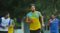 Gelandang serang asal Brasil, Mauro Alonso mengikuti latihan bersama Arema Cronus di Lapangan Abdulrachman Saleh Pakis, Selasa (23/8/2016). (Bola.com/Iwan Setiawan)