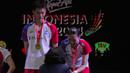 <p>Pebulu tangkis ganda campuran China, Wei Ya Xin menerima kalungan medali dari Deputi Presiden BWF, Khunying Patama Leeswadtrakul saat upacara penyerahan trofi dan medali usai laga final turnamen bulu tangkis Indonesia Open 2024 di Istora Senayan, Jakarta, Minggu (9/6/2024). Jiang Zhen Bang/Wei Ya Xin menjadi juara usai menang dua game langsung 21-11, 21-14 atas sesama wakil China, Zheng Si Wei/Huang Ya Qiong. (Bola.com/Syahkist Afi Daib)</p>