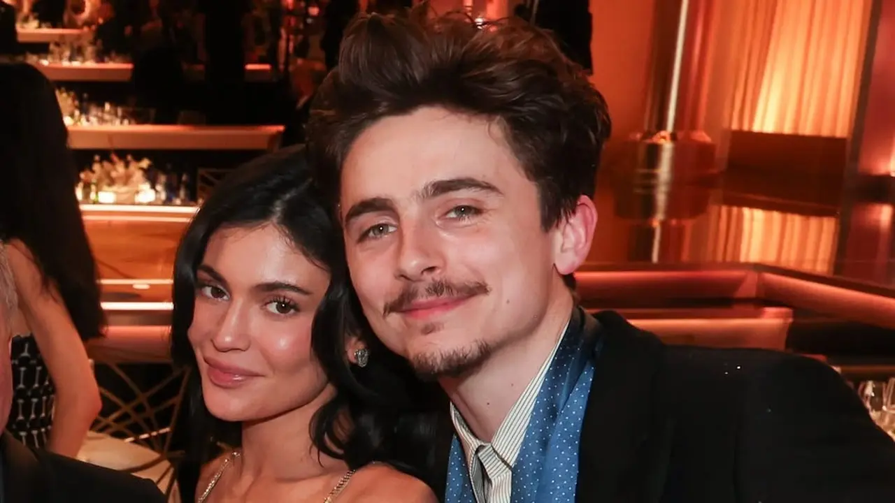 Gaya Kylie Jenner Memukau di Golden Globes, Tampil Elegan dengan Gaun Berpayet Perak Bersama Timothée Chalamet