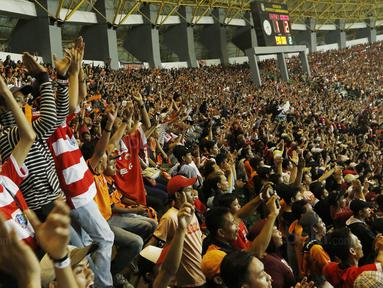 Ribuan The Jakmania saat menyaksikan laga terakhir Persija di Liga 1 di Stadion Patriot, Bekasi, Minggu (12/11/2017). Persija menang 2-1 atas Bhayangkara FC. (Bola.com/ M Iqbal Ichsan)